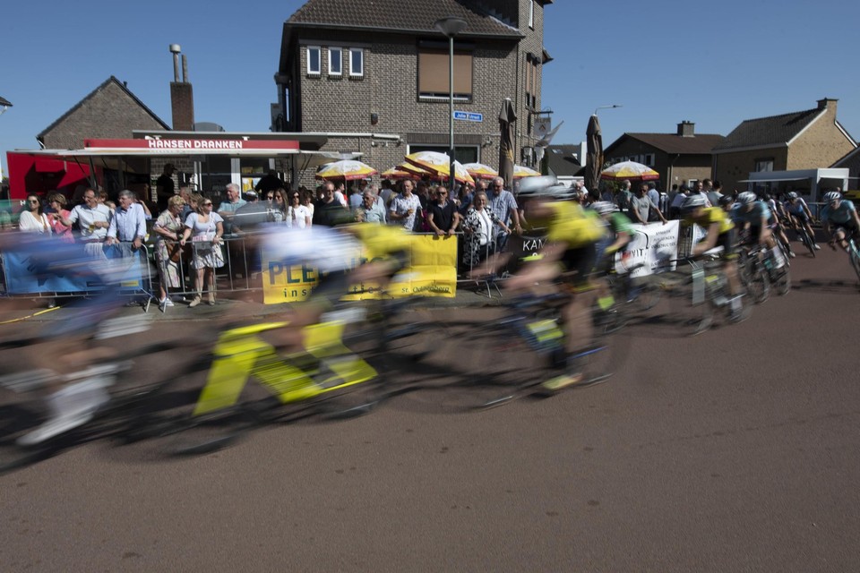 Renners tijdens de koers voor de Ton Dolmans Trofee. 