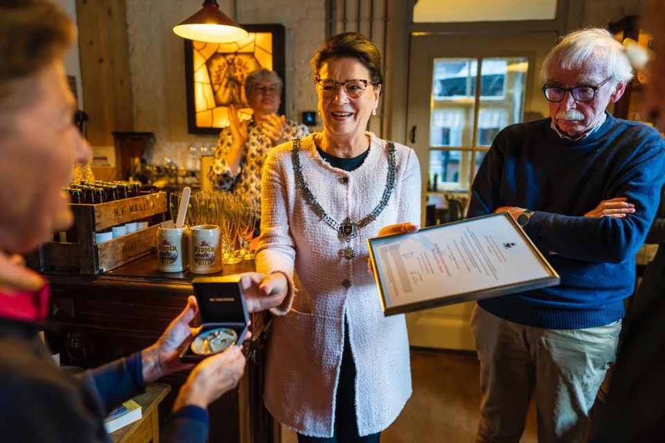Burgemeester Annemarie Penn-te Strake reikte De Trichter uit aan  vrijwilligers van brouwerij Bosch in Wyck. 