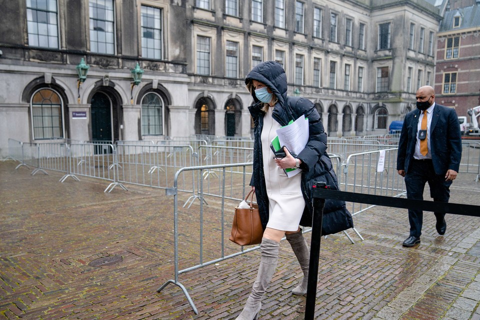 De foto die leidde tot een politieke rel: Kajsa Ollongren verlaat het Binnenhof met papieren onder de arm. Op de papieren zijn aantekeningen over de formatiebesprekingen te lezen. 