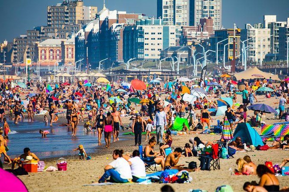 Op de warmste septemberdag ooit gemeten, tevens de warmste Prinsjesdag, is het strand in Scheveningen bomvol. 