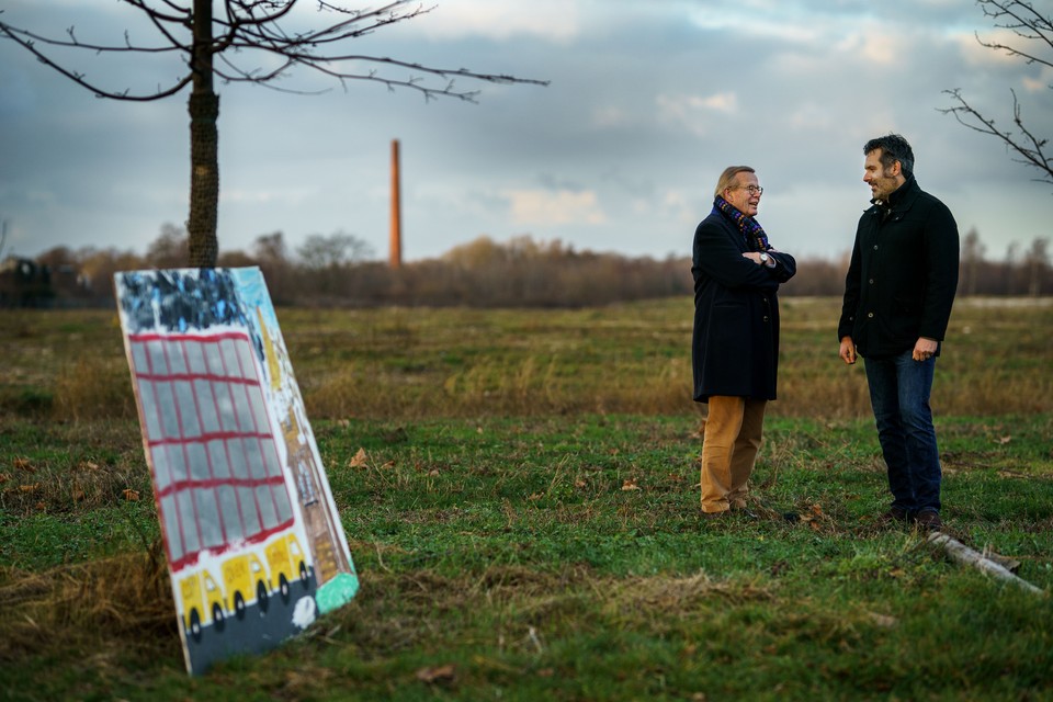 Huub Smeets en Chris Meys op de plek waar een megaloods dreigt te komen. 
