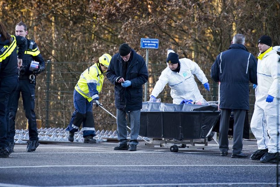 De spoorwegovergang aan de Panovenlaan is afgezet na een aanrijding van meerdere personen door een trein. Twee personen en twee honden zijn om het leven gekomen, de politie gaat uit van zelfdoding. 