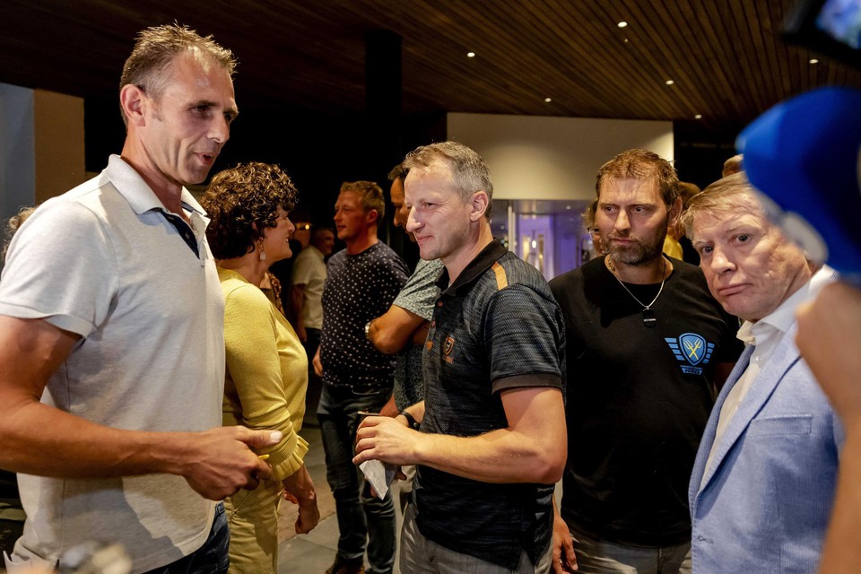 De vertegenwoordigers van de boeren: Bart Kemps (tweede links, Agractie), Mark van den Oever (tweede rechts, FDF) en Sjaak van der Tak (rechts, LTO). 