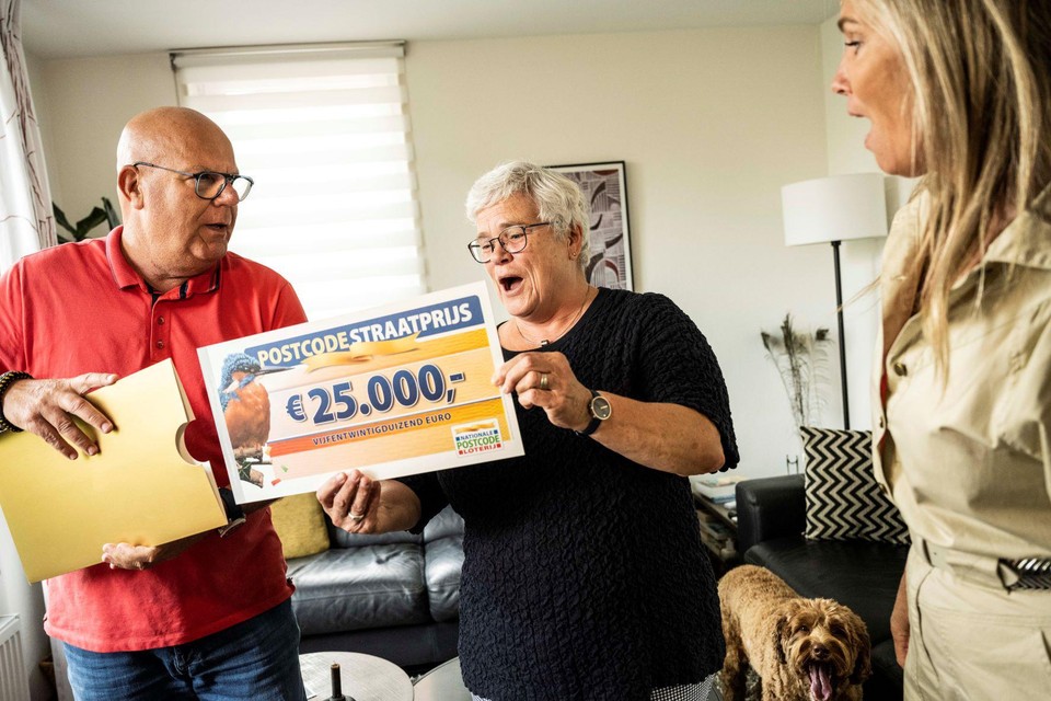 Ine neemt een cheque van 25.000 euro in ontvangst. 