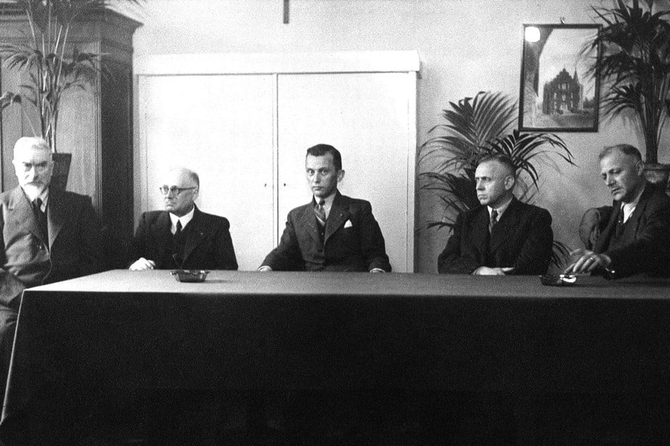Van Grunsven (midden) tussen zijn wethouders.