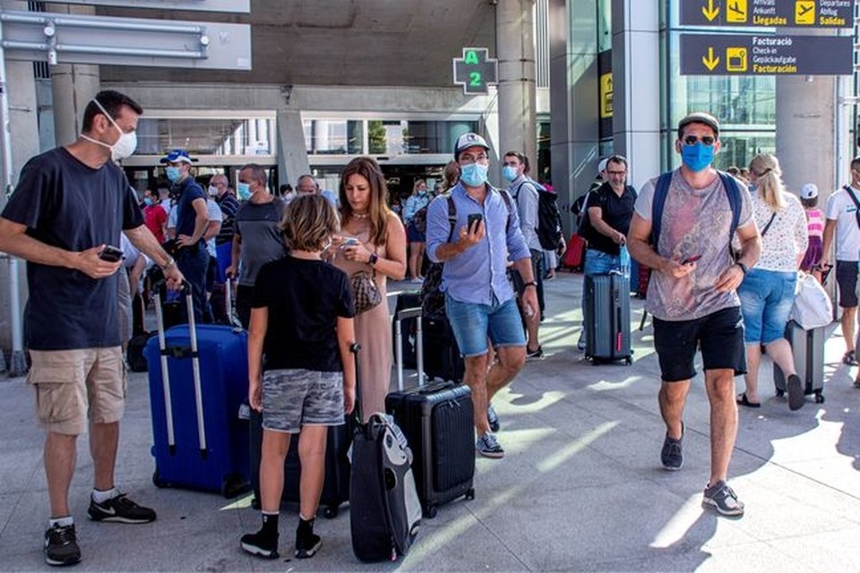 Toeristen op luchthaven Son Sant Joan in Palma de Mallorca. 