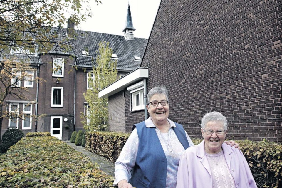 Zuster Veronique (links) en zuster Cornelia zijn nog een week in Tegelen.