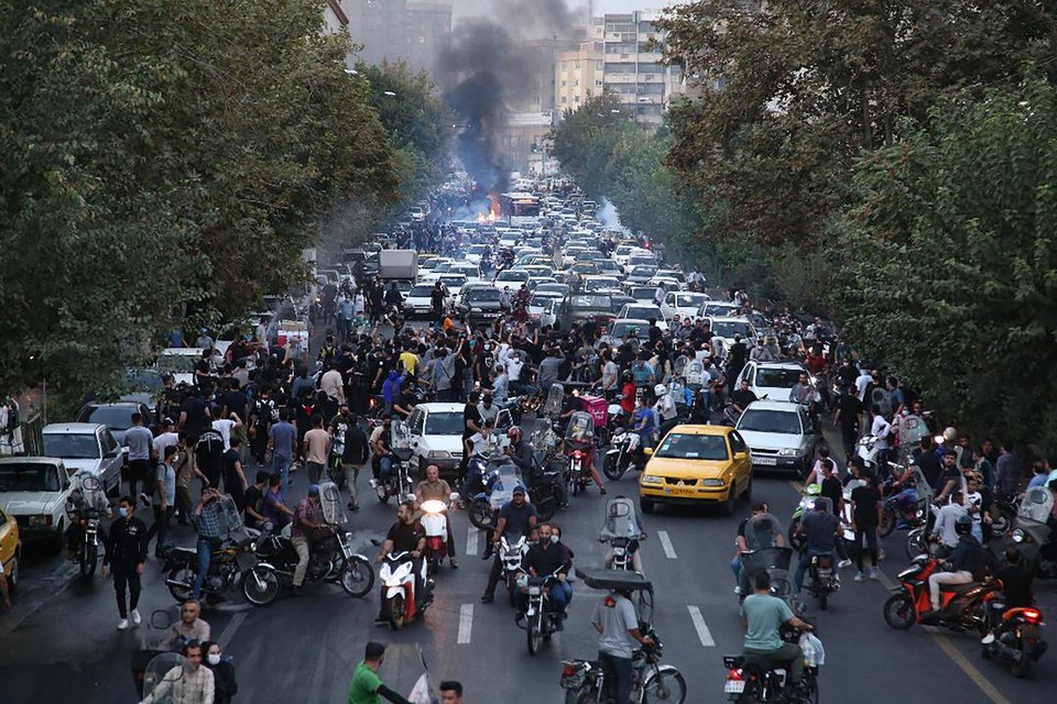Protesterende Iraniërs, zoals deze demonstranten in Teheran deze week, schrikken steeds vaker niet meer terug voor de Basij. 