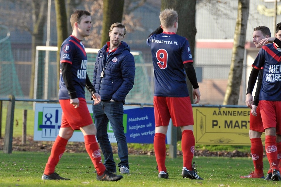 Trainer Tom van Bergen spreekt zijn spelers toe, onder wie doelpuntenmaker Ron van den Kerkhof (nummer negen). 