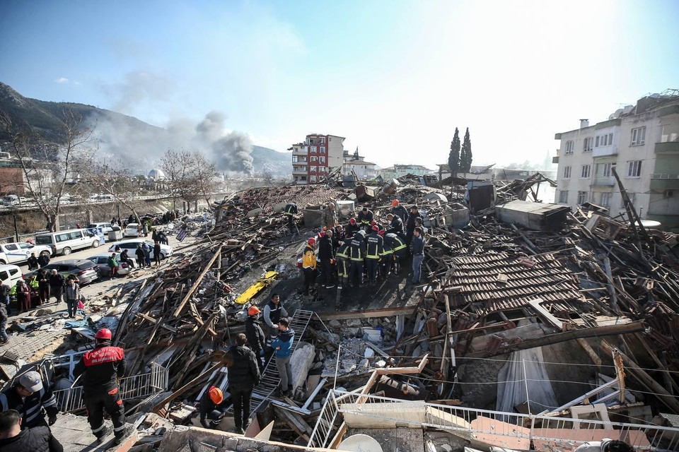 Reddingswerkers tussen de verwoestingen in de zwaar getroffen Turkse stad Antakya.