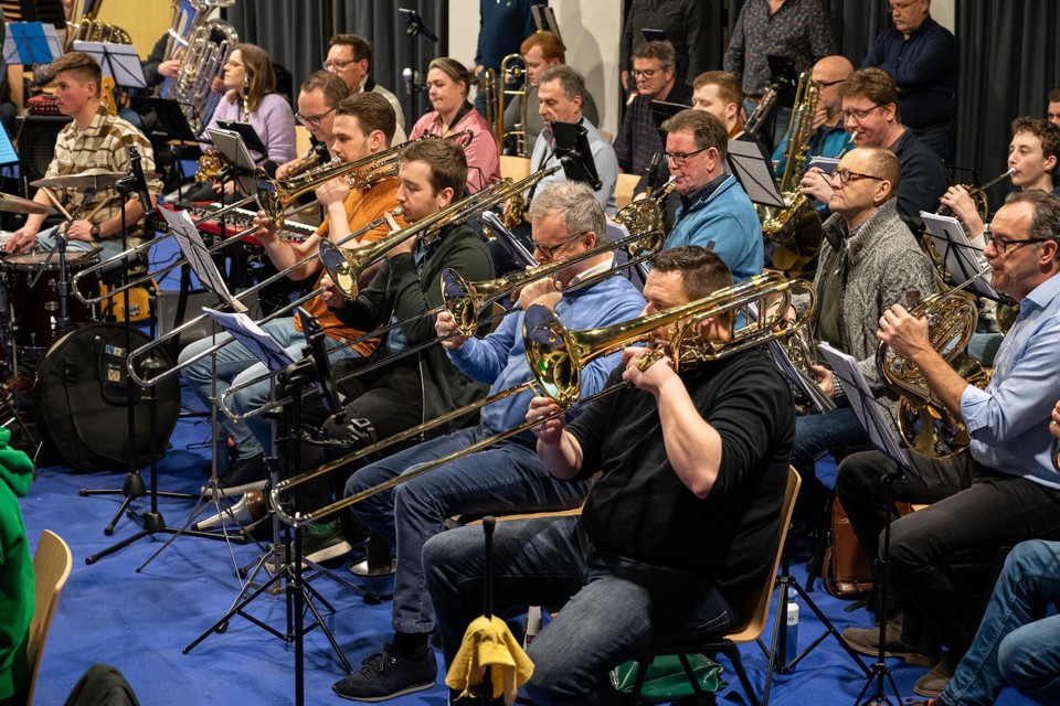 Blazers van Harmonie Sint Cecilia Grevenbicht tijdens hun repetitie met Big Band Beeg.