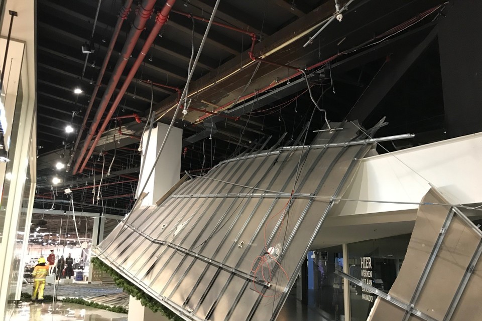 Het verlaagde Makado-plafond kwam door waterdruk naar beneden. 