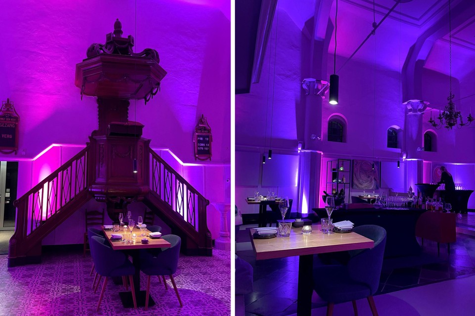 Felroze en -blauwe verlichting halen niet het beste uit het oude kerkje naar boven.