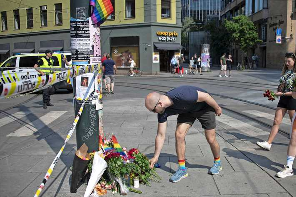 Mensen leggen bloemen op de plek van de aanslag in Oslo. 