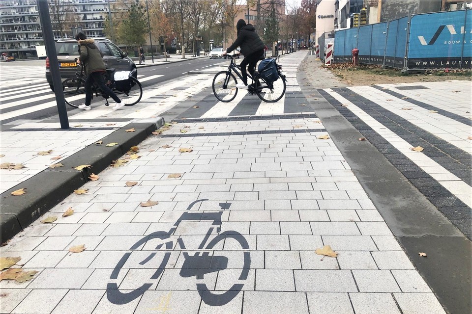 Het nieuwe fietssymbool moet de verkeerssituatie bij het Van Grunsvenplein veiliger maken. 