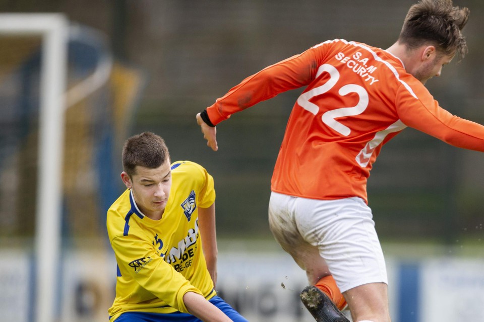 KVC’er Benedict Vloeberghs (rechts) springt over het been van Wout Trompetter.