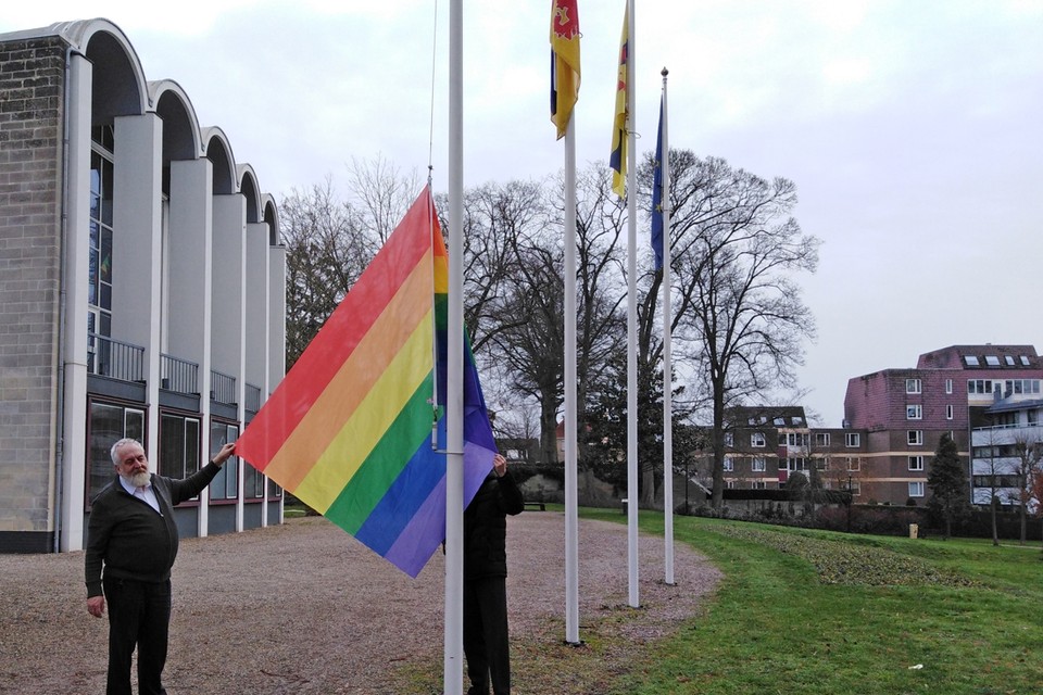 De bodes van de gemeente Valkenburg hijsen de regenboogvlag. 