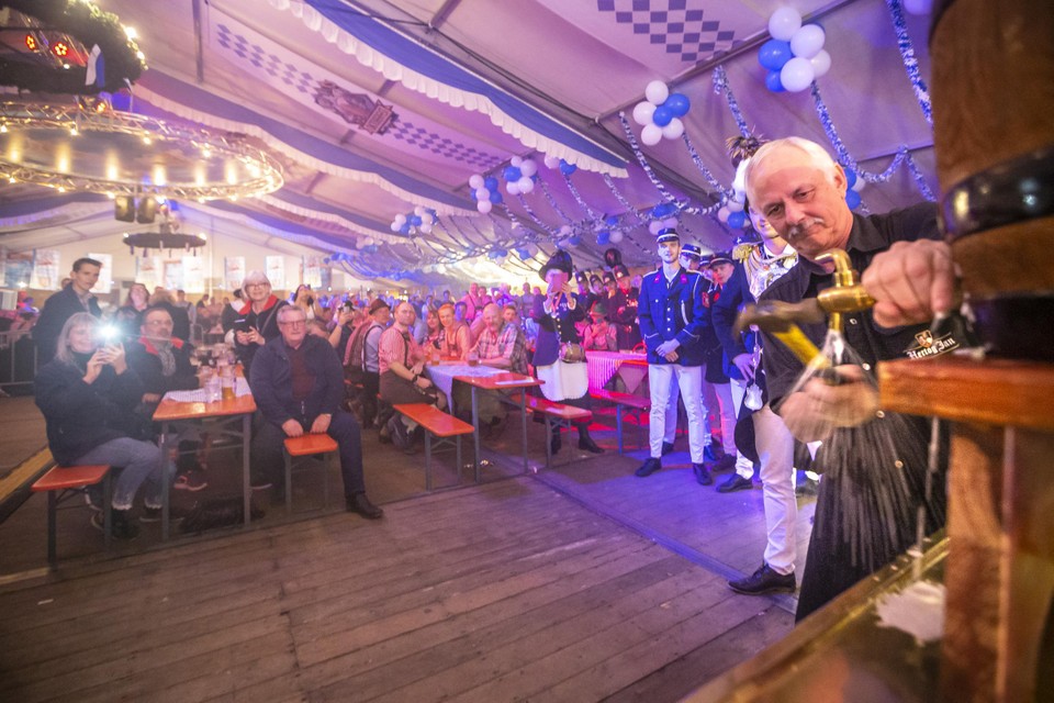 Schutterijen uit de regio verrichtten vrijdagavond de officiële opening, waarbij traditiegetrouw het eerste vat Oktoberfestbier werd aangeslagen. 