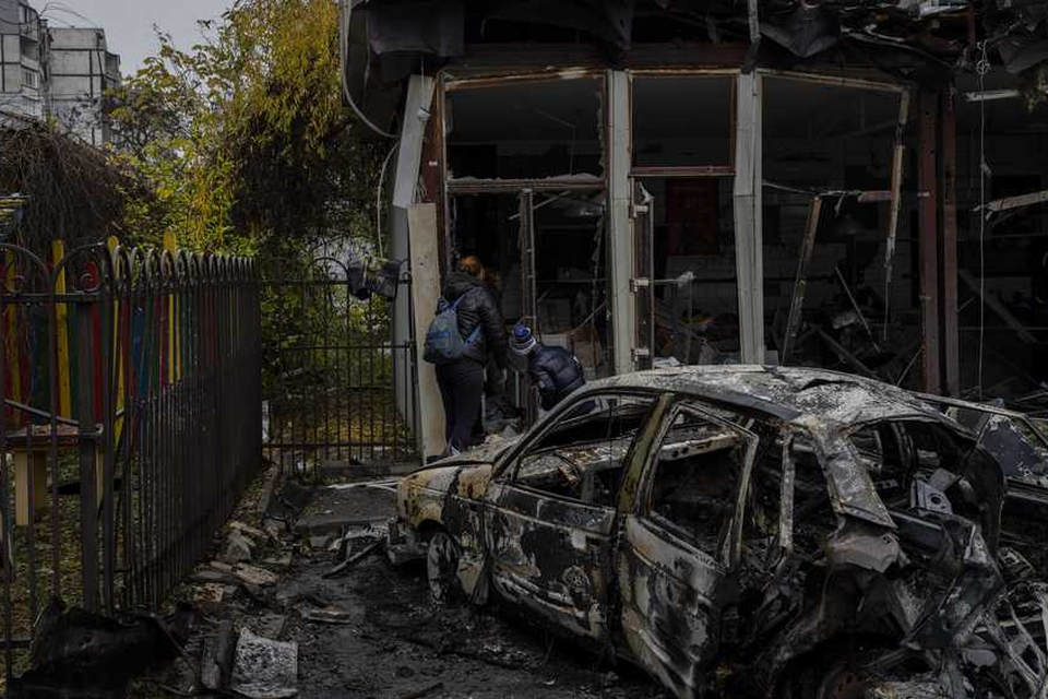 Een verwoeste winkel in Cherson vrijdag, een van de dodelijkste dagen sinds de Russische terugtrekking. 