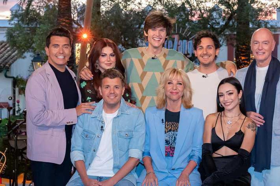 Achter v.l.n.r: Jan Smit, Roxeanne Hazes, Blanks, Nielson, Ferdi Bolland. Voor: Jaap Reesema, Claudia de Breij, Sarita Lorena. 