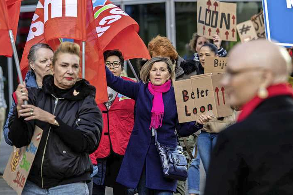 Medewerkers bij de Bijenkorf staakten voor meer loon.