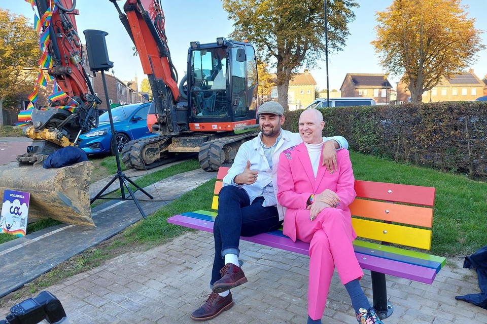 Wethouder Levin de Koster en John Niessen van Team Respect Beekdaelen op de net geplaatste regenboogbank in Schinnen. 