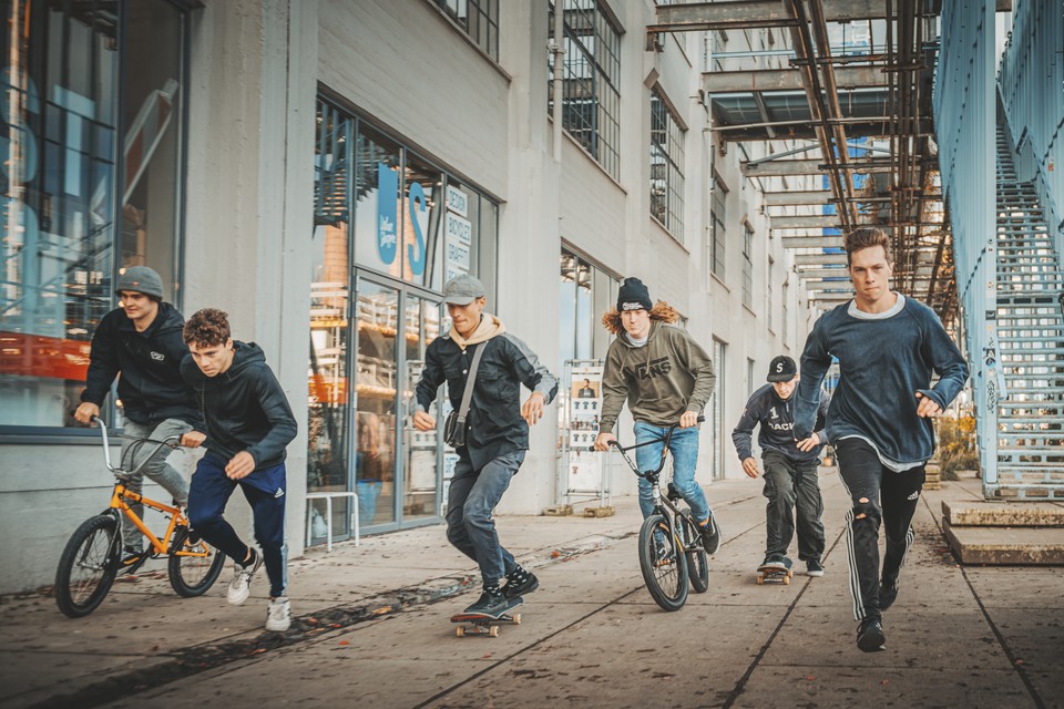 Populaire Urban Sports zijn het BMX’en, freerunnen en het skateboarden. 