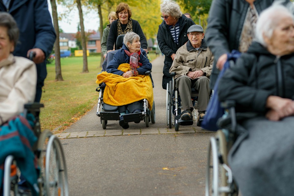 De wekelijkse rolstoelwandeling met bewoners van het zorgcentrum wordt gehinderd door gebrek aan bankjes en slechte paden.  