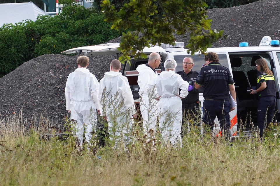 Onderzoek naar een drugslab in Kiel-Windeweer, Groningen, waar in augustus 2022 het lichaam van een Roermondse man werd gevonden.