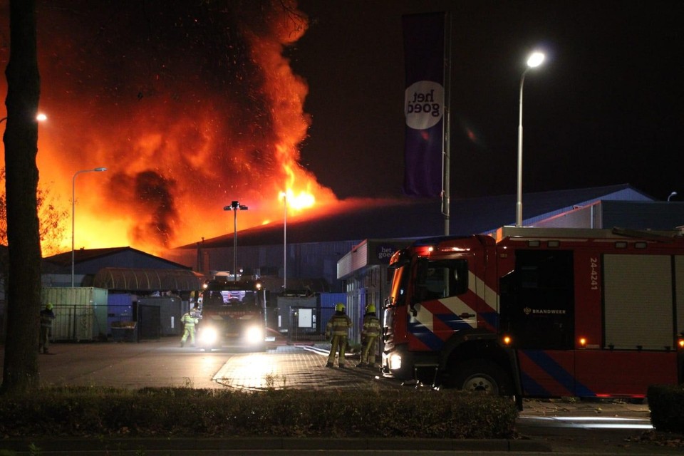 De brand aan de Rijksweg Zuid in Sittard ging gepaard met metershoge vlammen en veel rook. 
