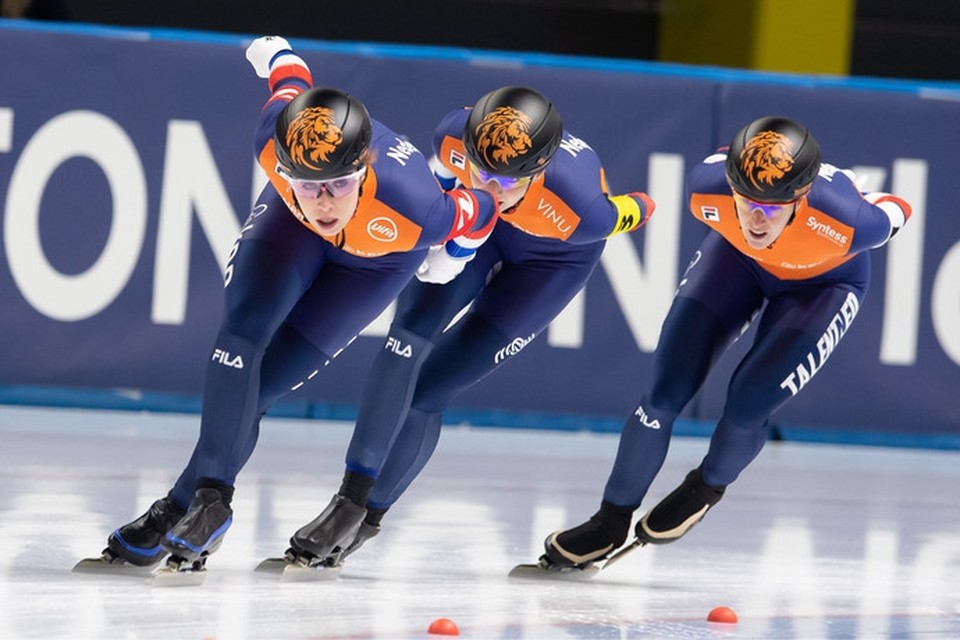 Team Nederland met Antoinette de Jong, Melissa Wijfje en Ireen Wüst (v.l.n.r.). 