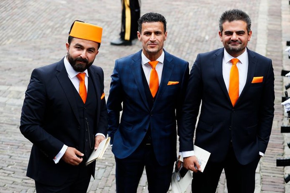 Tweede Kamerleden Selçuk Öztürk, Farid Azarkan en Tunahan Kuzu (van links naar rechts) van Denk arriveren bij de Ridderzaal op Prinsjesdag. 