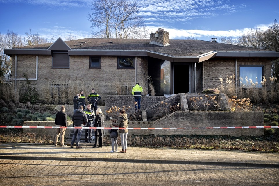 Familieleden werden een dag na de brand in de woning toegelaten. 