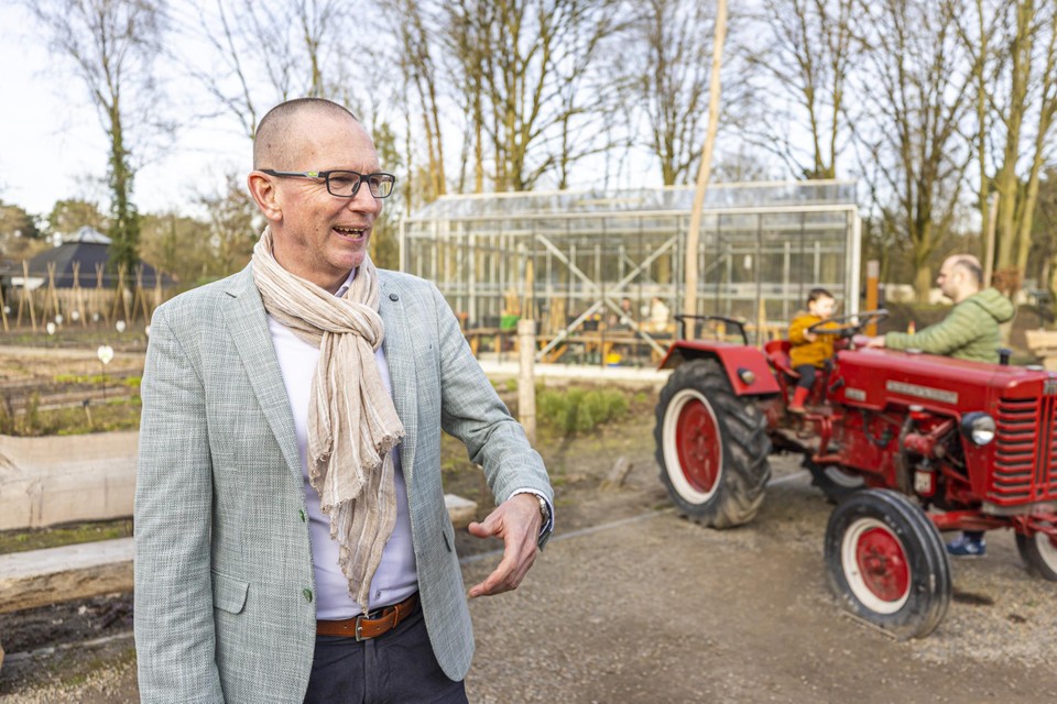 Erik de Lange, general manager van Het Meerdal, bij de nieuwe beleefboerderij op het vakantiepark.