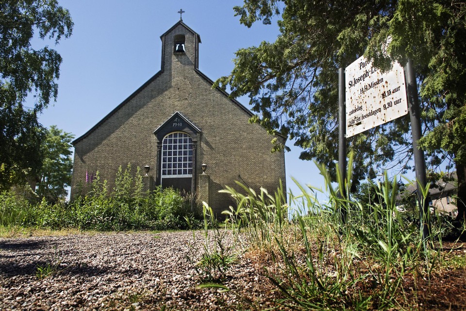 Steeds meer kerken sluiten de deuren, zoals hier in het Roermondse kerkdorp Leeuwen. 