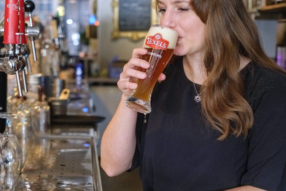 Biersommelier Stephanie Verkerk proeft bier van de Texelse Brouwerij.  