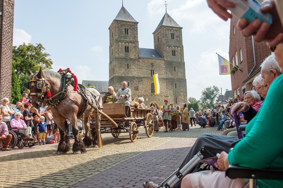 De Reliekenstoet tijdens de Heiligdomsvaart in Susteren trekt duizenden bezoekers. 