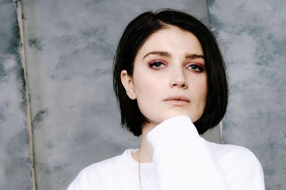 In de Netflix-serie ‘Behind Her Eyes’ speelt Eve Hewson een vrouw wier leven volledig wordt gecontroleerd door haar echtgenoot. 