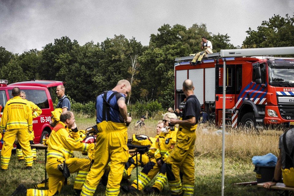 De brandweer in actie tijdens een grote brand in natuurgebied De Peel, deze week. 
