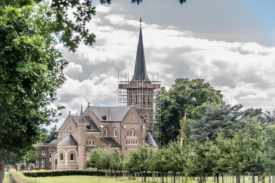 De draagbalken van de spits van de Sint-Pieterkerk in Leut zijn doorgezakt en moeten worden verstevigd. 