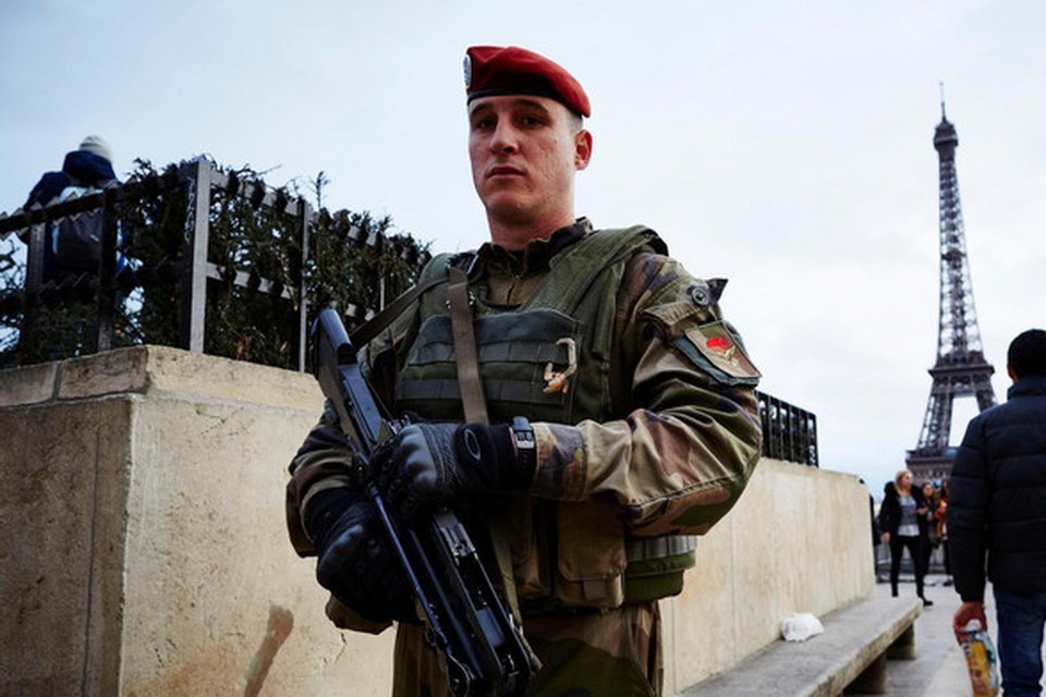 Een Franse soldaat tijdens de noodtoestand na de aanslagen in Parijs,