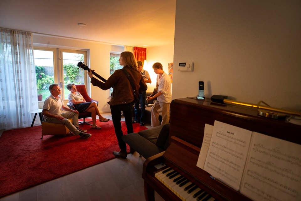 Rockband Morganas Illusion in actie in de Sittardse huiskamer van Melle van Buren en Karin Pisters. 