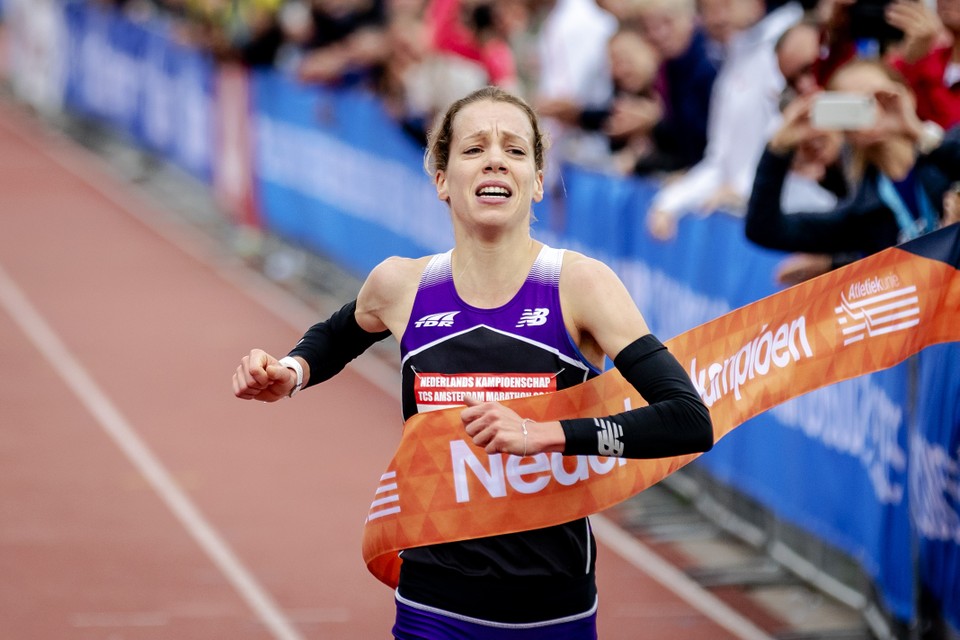 Bo Ummels wordt in 2019 bij haar debuut Nederlands kampioene op de marathon. 