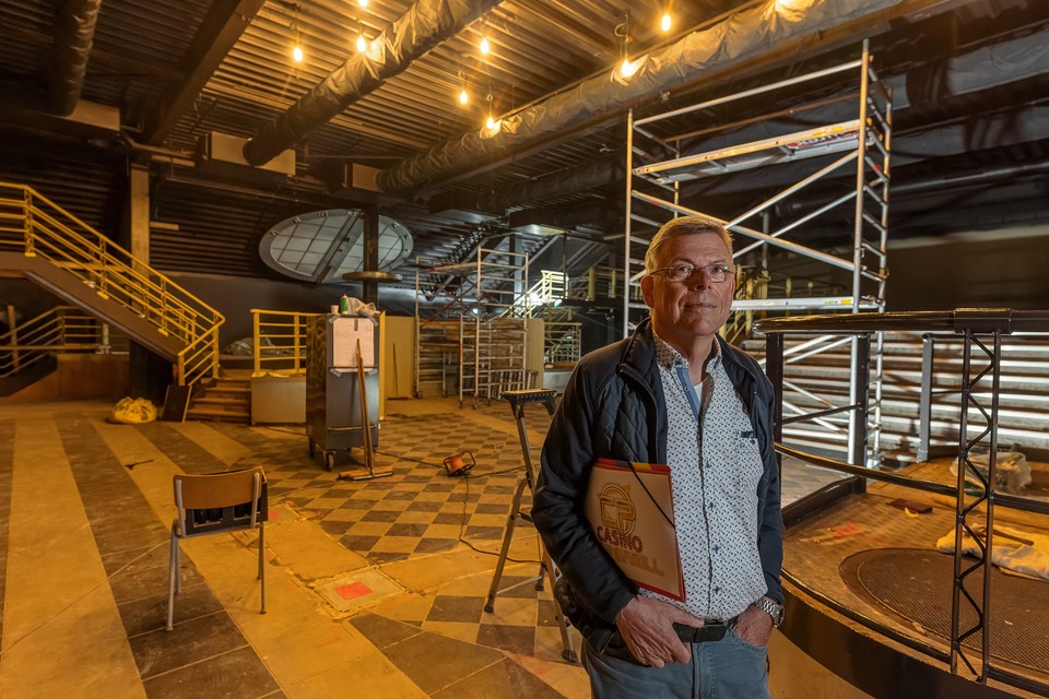 Manager Jo Bosch van Tony Rus in de voormalige Heerlense discotheek The Peppermill, waar nu een speelhal is gevestigd.  