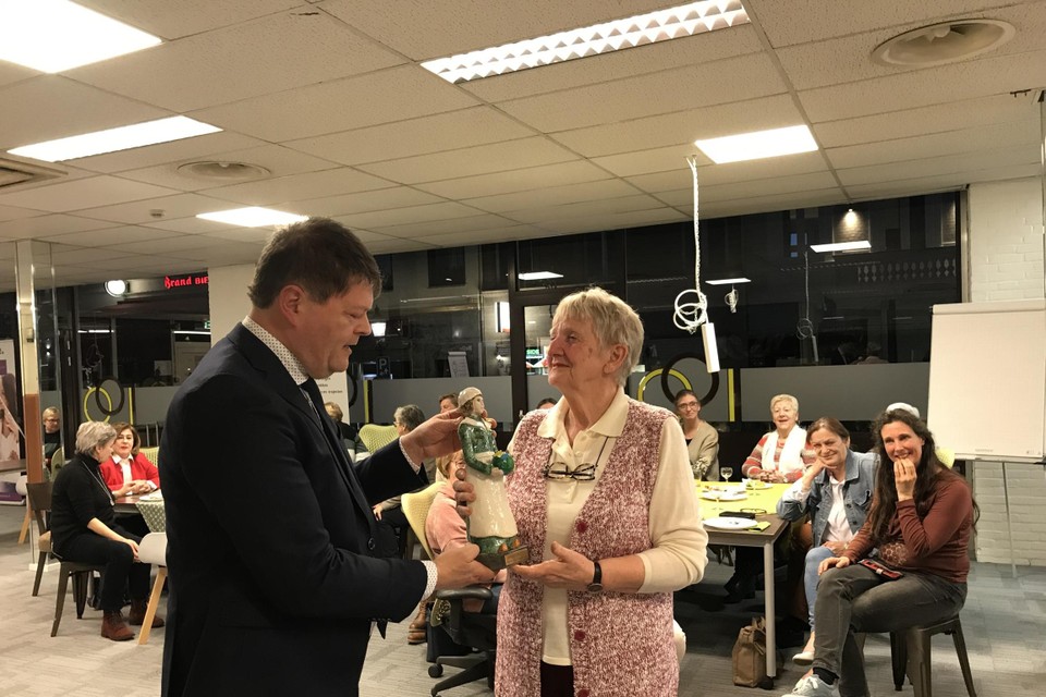 Annie Maassen uit Vaals is winnares van de Senneheldprijs 2022 en krijgt deze overhandigd door burgemeester Harry Leunessen. 