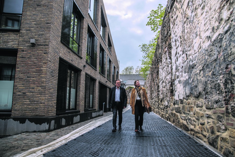 Ruud Jacobs en Ilse Staals van Focus International Real Estate  tussen de nieuwbouw van de Looiershof in Maastricht en de stadswal. 