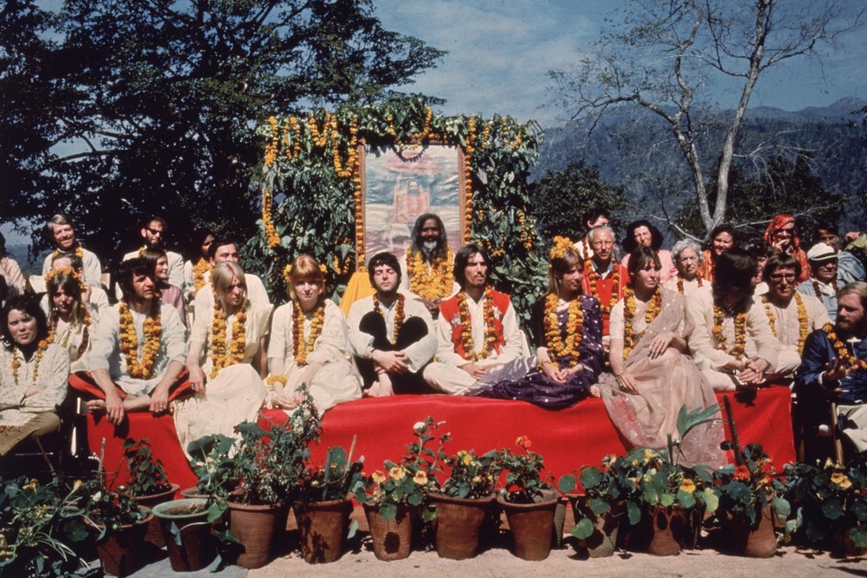Bij leven omringde Maharishi Mahesh Yogi (midden) zich met wereldsterren. Op de foto onder andere Beatles Ringo Starr, Paul McCartney en George Harrison. 