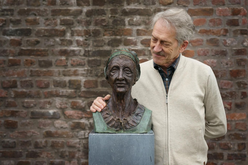 Peter Luijten bij de buste van Entgen Luijten, op Kasteel Limbricht. 