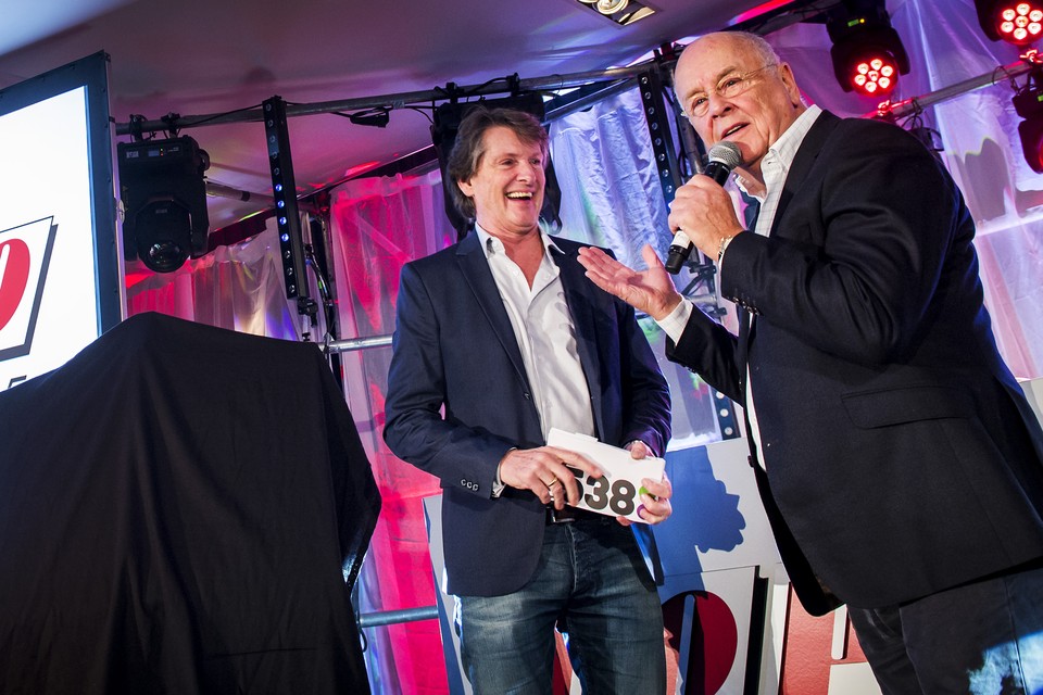Erik de Zwart (L) en Willem van Kooten tijdens het 50-jarig jubileumfeest van de hitlijst Top 40 in 2015