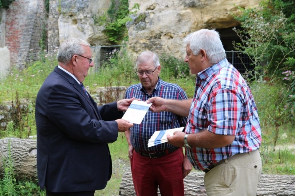 Huub In de Braekt (rechts) overhandigt toenmalig burgemeester Jan Schrijen een boekje met ‘sappige verhalen’ over Berg en Terblijt en Geulhem. 